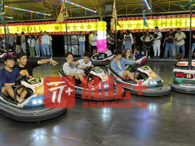 1668087714445027810.jpg 集体游玩.jpg