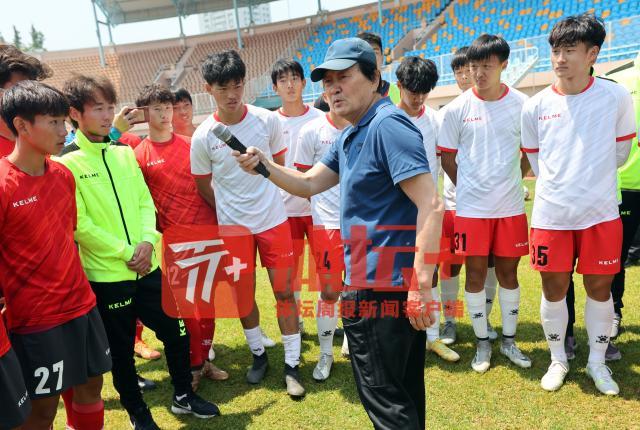 1668087794911098262.jpg 去年7月出发之前在青岛集训期间,前国足主帅朱广沪看望小球员们.jpg