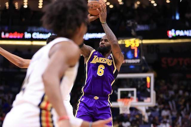 开云-再遇里程悲！詹姆斯空砍39分湖人附加赛席位不保