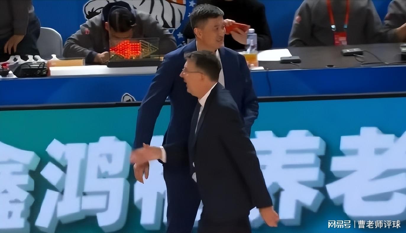 开云线上入口-领先18分都能输！杜锋的“老寒腿组合”，到底在想什么？